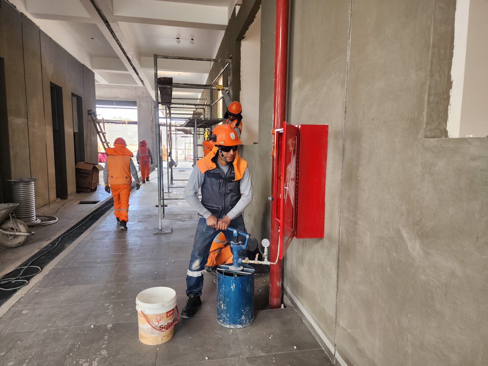 Tendido de tuberías en losa de edificio