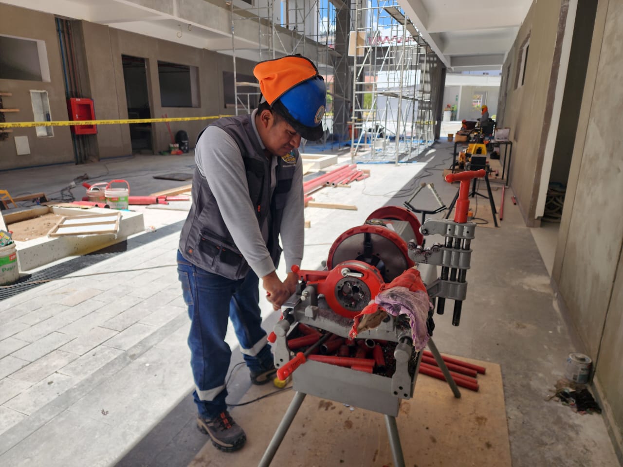 Roscado de tubería SCH-40 con máquina