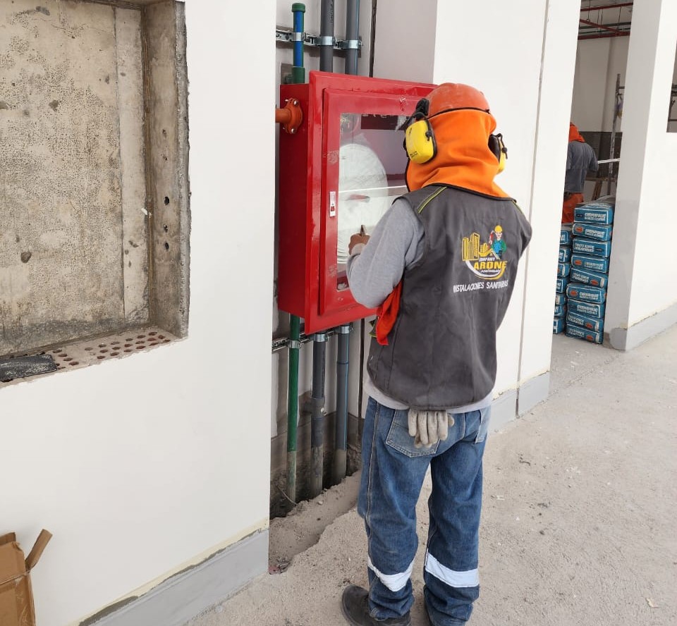 Instalación subterránea de tuberías en zanja